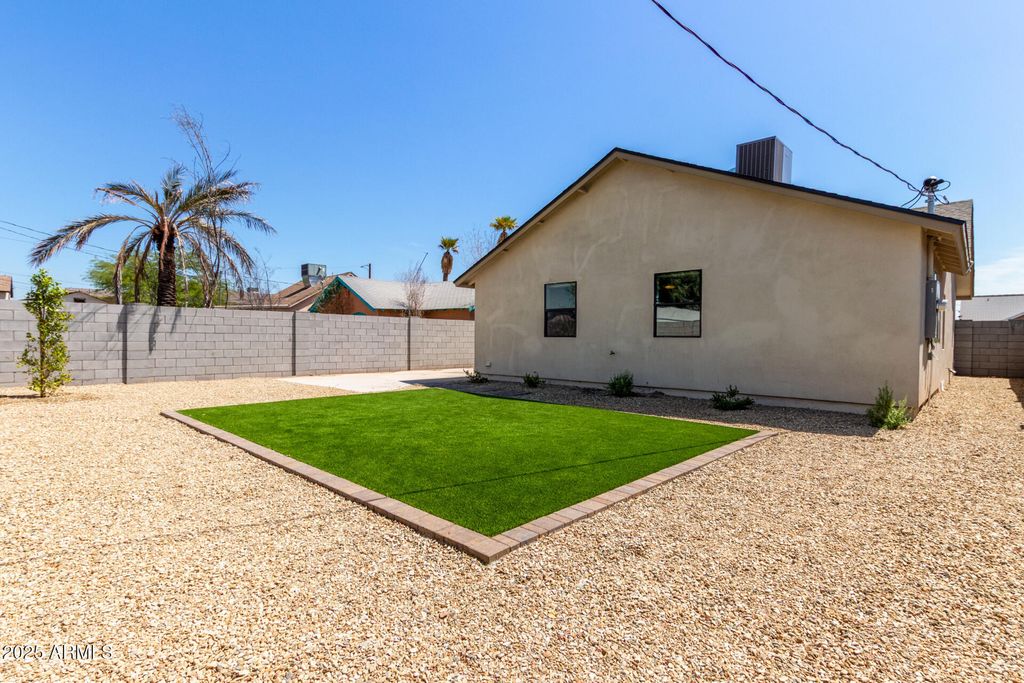 Image 32 of property listing at 414 N 13TH Place, Phoenix, AZ 85006