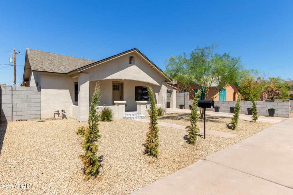 Image 5 of property listing at 414 N 13TH Place, Phoenix, AZ 85006