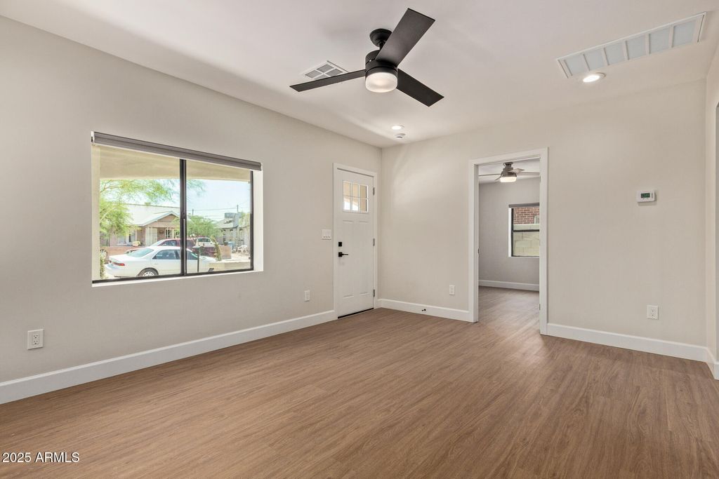 Image 7 of property listing at 414 N 13TH Place, Phoenix, AZ 85006