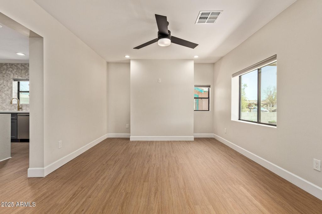 Image 9 of property listing at 414 N 13TH Place, Phoenix, AZ 85006