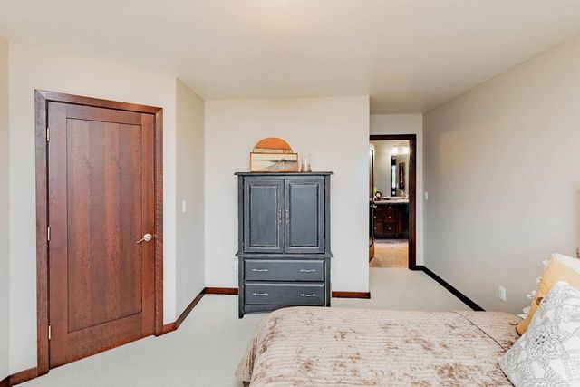 5827 Silverleaf Drive S, Fargo, ND 58104