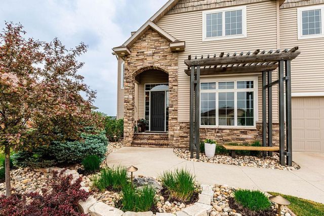 5827 Silverleaf Drive S, Fargo, ND 58104