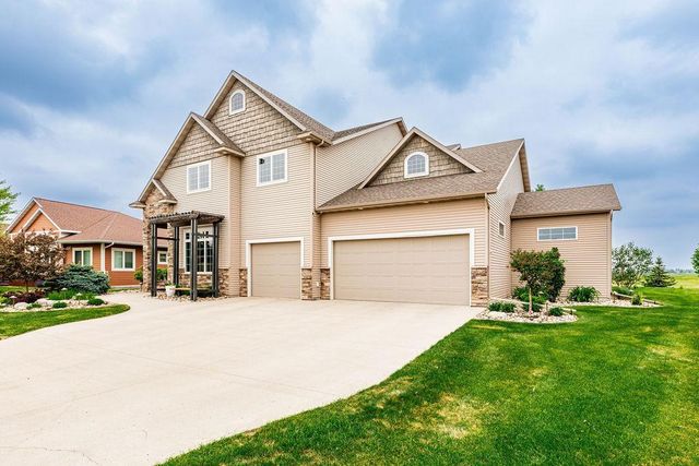5827 Silverleaf Drive S, Fargo, ND 58104