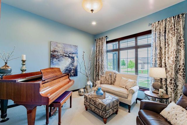 5827 Silverleaf Drive S, Fargo, ND 58104