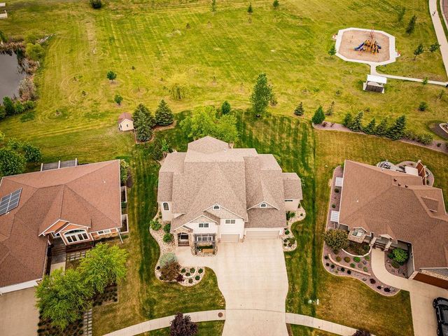 5827 Silverleaf Drive S, Fargo, ND 58104