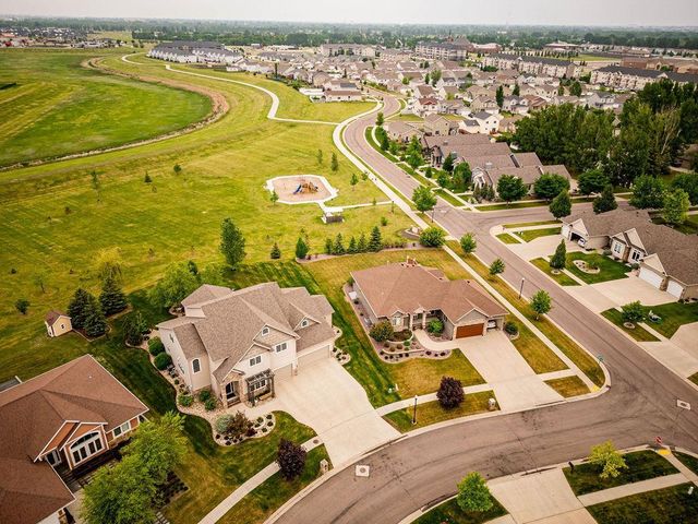 5827 Silverleaf Drive S, Fargo, ND 58104