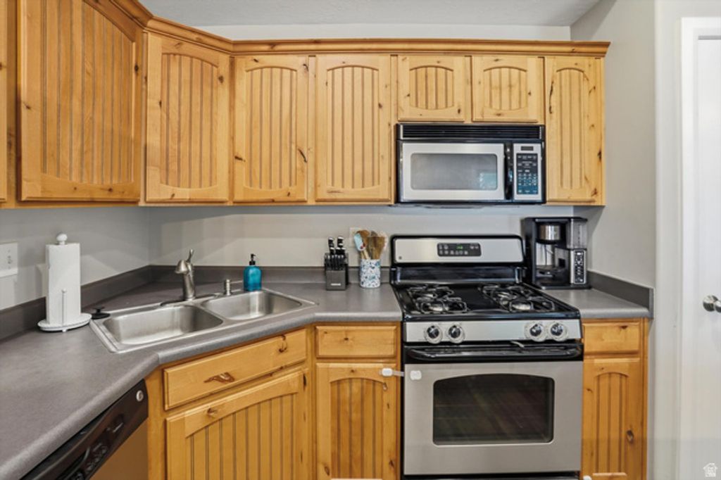Image 12 of property listing at 318 E 2275 N #24, North Ogden, UT 84414
