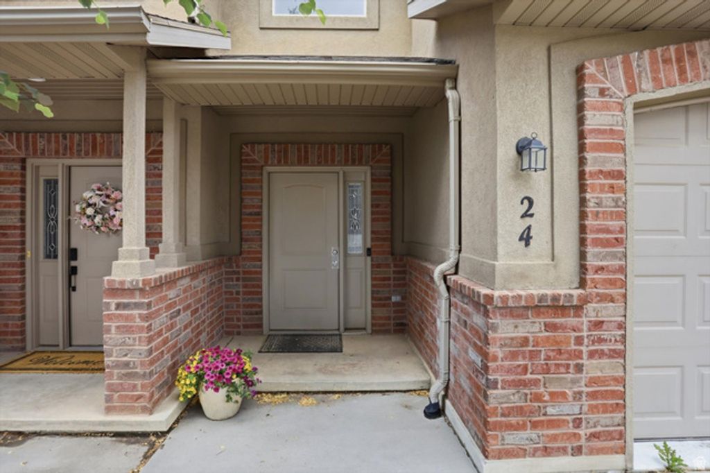 Image 3 of property listing at 318 E 2275 N #24, North Ogden, UT 84414