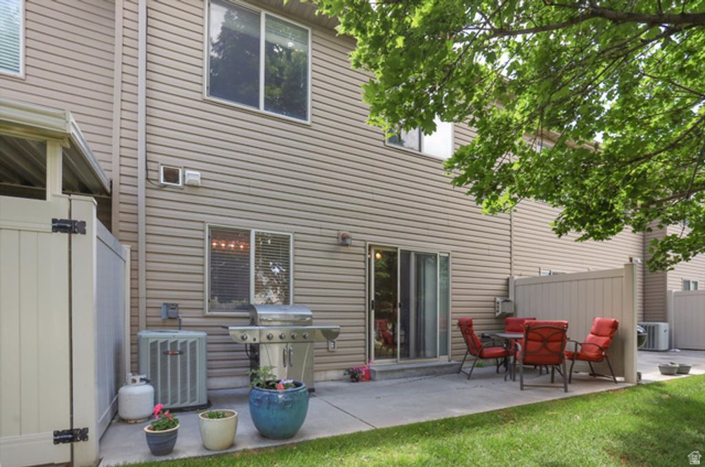 Image 32 of property listing at 318 E 2275 N #24, North Ogden, UT 84414