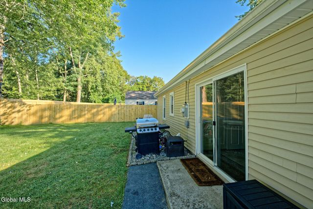 2 Alamo Lane, Colonie, NY 12304