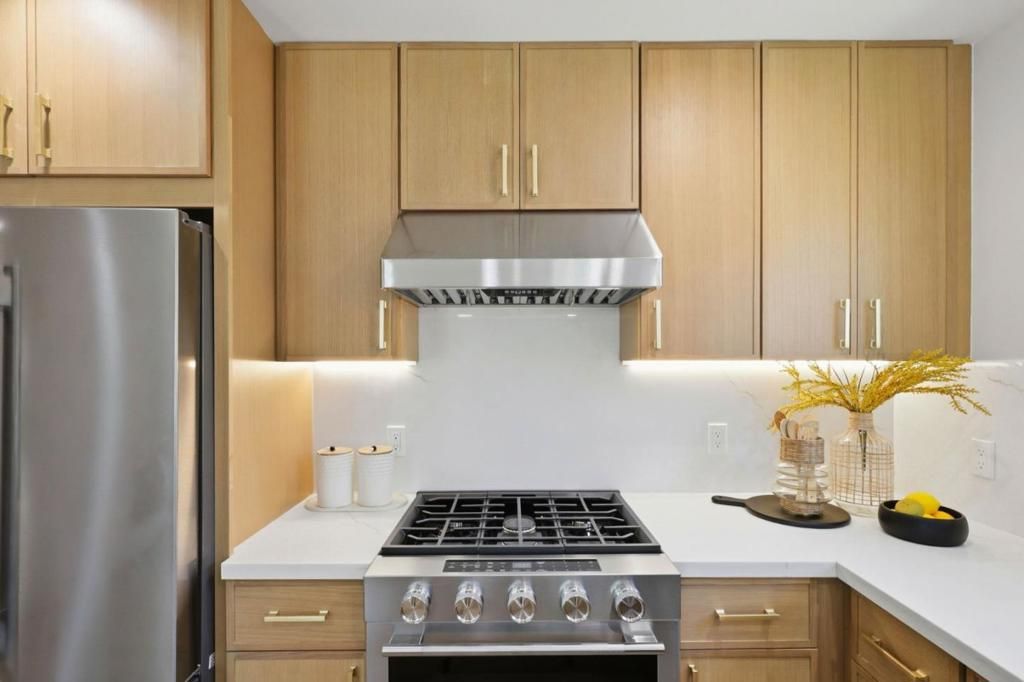 Image 8 of property listing at 3234 Hoover Street, Redwood City, CA 94063