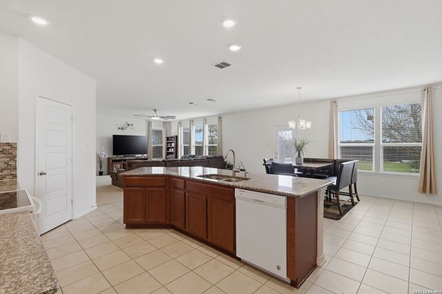 318 COLONIAL BLF, Universal City, TX 78148