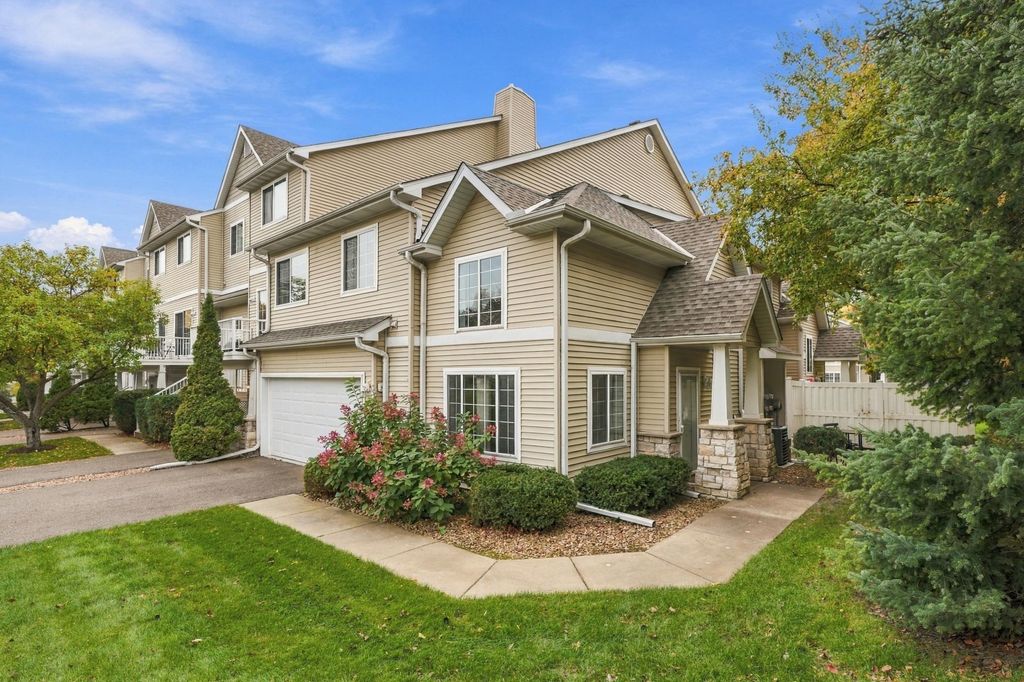 556 Willoughby Way W, Minnetonka, MN 55305 — photo 2
