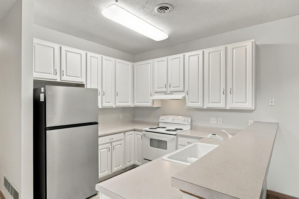 556 Willoughby Way W, Minnetonka, MN 55305 — photo 3