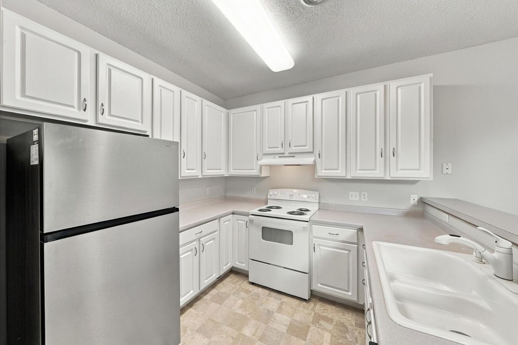 556 Willoughby Way W, Minnetonka, MN 55305 — photo 5