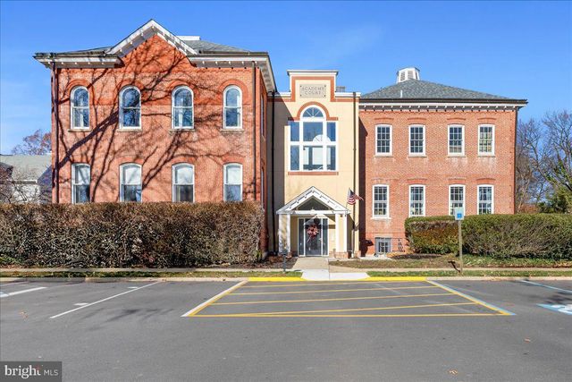 8 ACADEMY CT, Pennington, NJ 08534