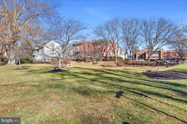 8 ACADEMY CT, Pennington, NJ 08534