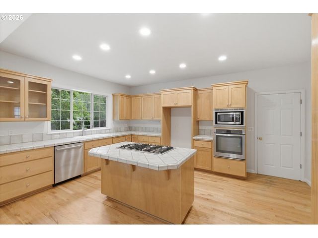 3471 LAKESIDE Dr, Eugene, OR 97401