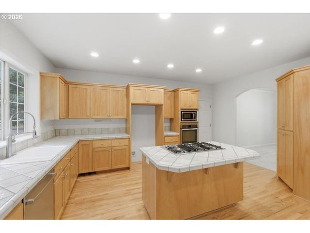 3471 LAKESIDE Dr, Eugene, OR 97401