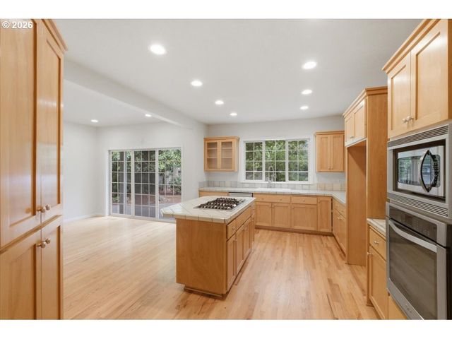 3471 LAKESIDE Dr, Eugene, OR 97401