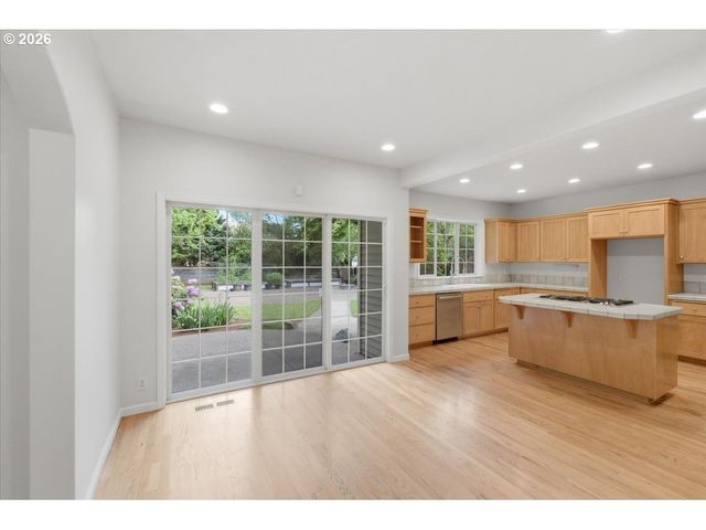 3471 LAKESIDE Dr, Eugene, OR 97401