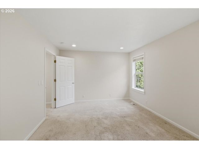 3471 LAKESIDE Dr, Eugene, OR 97401