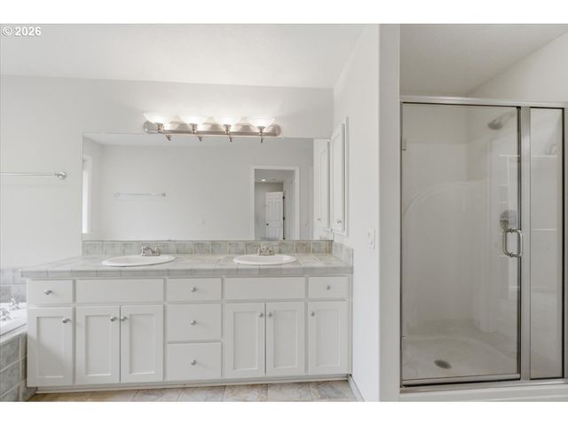 3471 LAKESIDE Dr, Eugene, OR 97401