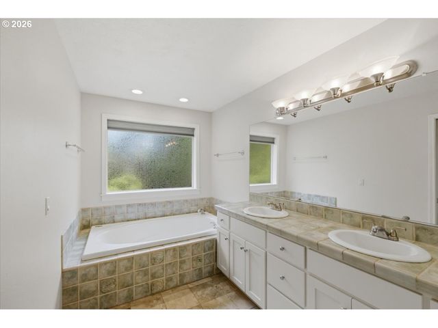 3471 LAKESIDE Dr, Eugene, OR 97401