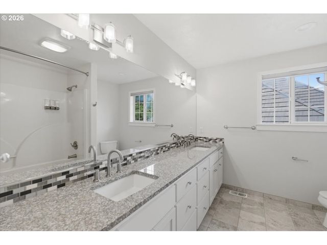 3471 LAKESIDE Dr, Eugene, OR 97401