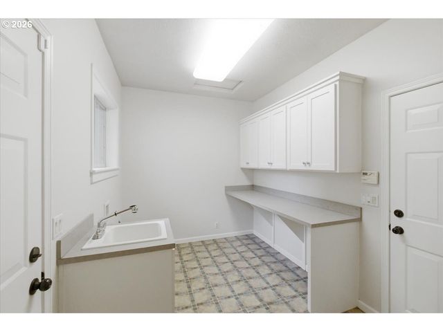3471 LAKESIDE Dr, Eugene, OR 97401