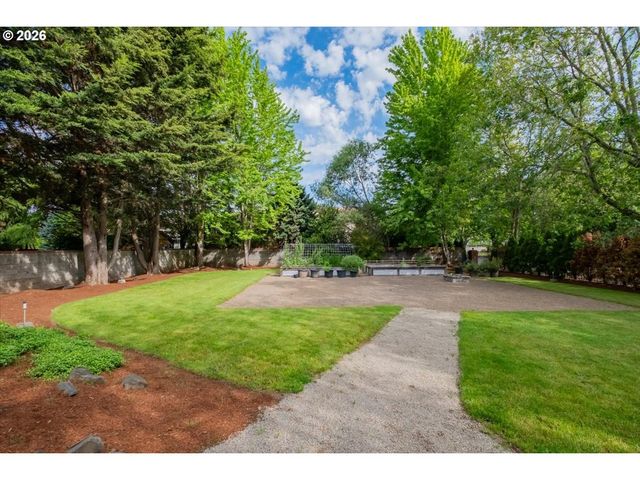 3471 LAKESIDE Dr, Eugene, OR 97401