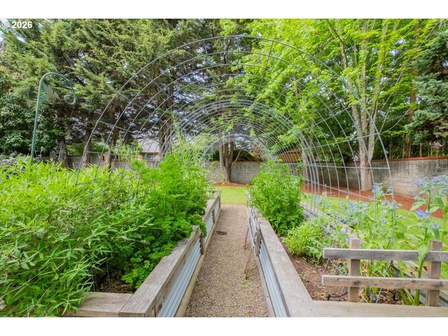 3471 LAKESIDE Dr, Eugene, OR 97401