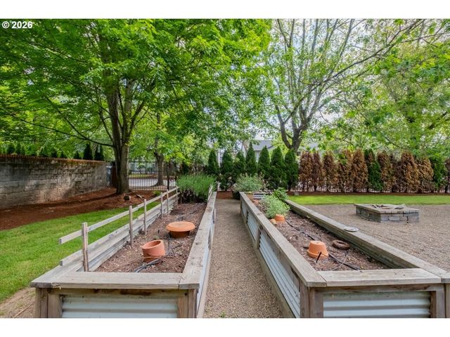 3471 LAKESIDE Dr, Eugene, OR 97401