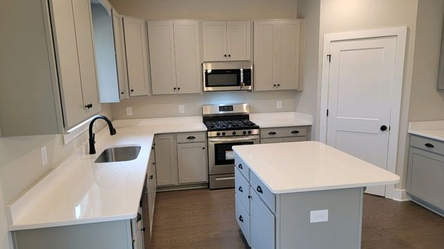 1044 Wickshire Dr, Gallatin, TN 37066