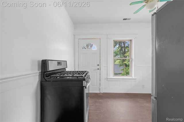 21855 Schoenherr Road, Warren, MI 48089