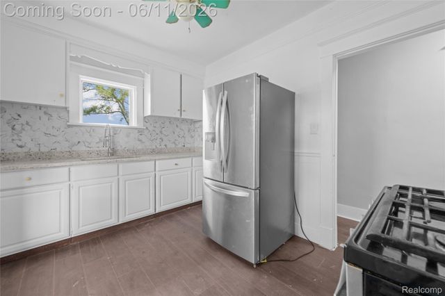 21855 Schoenherr Road, Warren, MI 48089
