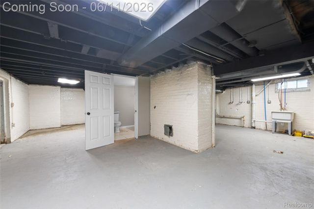 21855 Schoenherr Road, Warren, MI 48089
