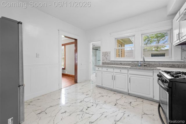 21855 Schoenherr Road, Warren, MI 48089