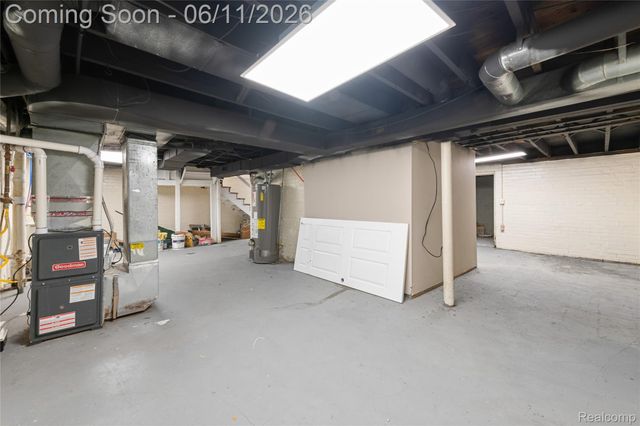 21855 Schoenherr Road, Warren, MI 48089