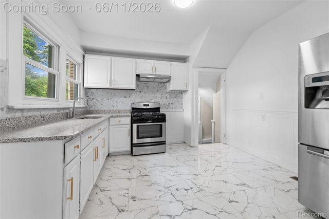 21855 Schoenherr Road, Warren, MI 48089