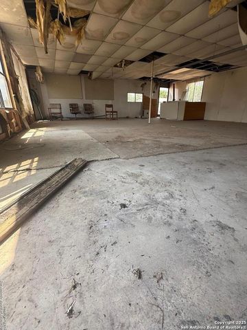 806 State Highway 132, Natalia, TX 78059