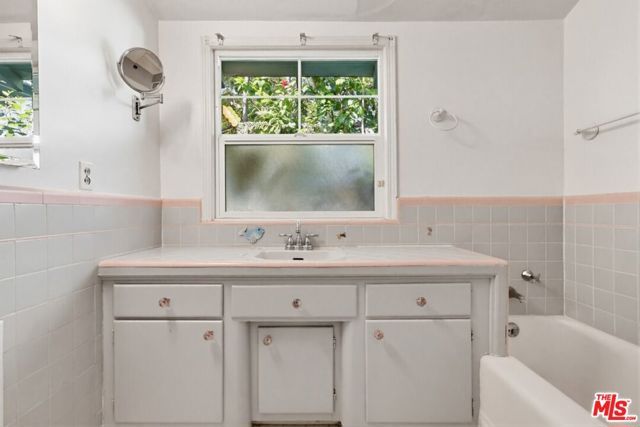 7024 Kentwood Avenue, Los Angeles, CA 90045