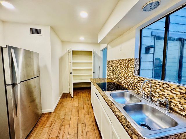 2003 Place Rebecca Lane 10, Houston, TX 77090