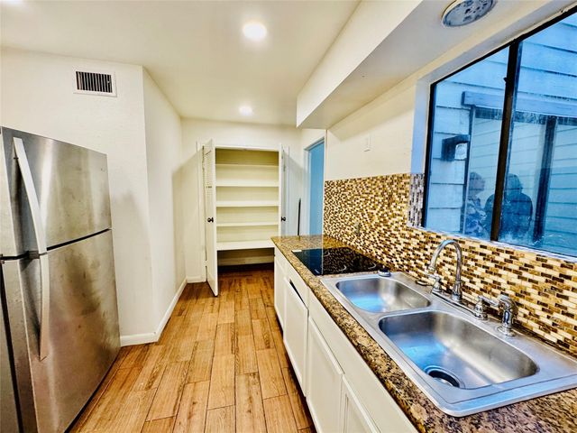 2003 Place Rebecca Lane 10, Houston, TX 77090