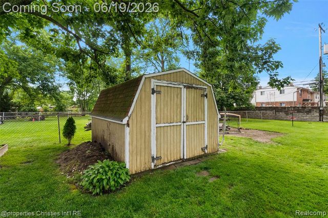 525 Broadacre Avenue, Clawson, MI 48017