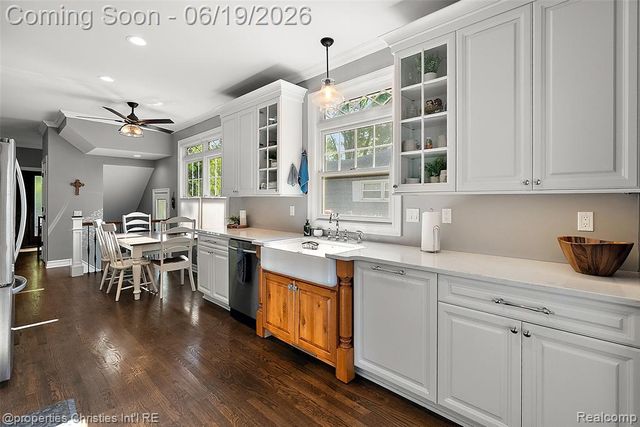 525 Broadacre Avenue, Clawson, MI 48017