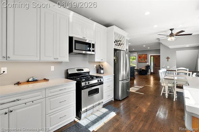 525 Broadacre Avenue, Clawson, MI 48017