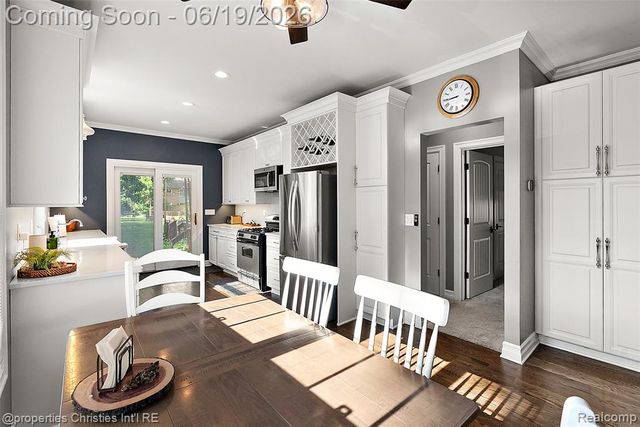 525 Broadacre Avenue, Clawson, MI 48017
