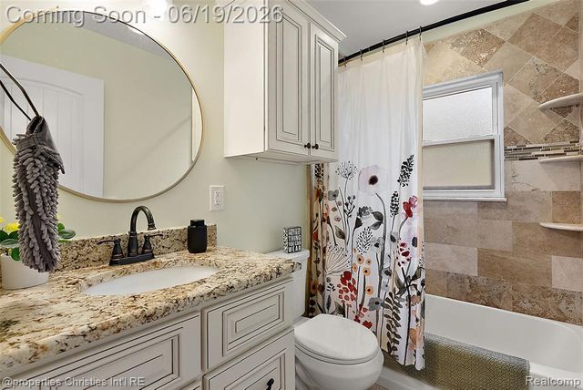 525 Broadacre Avenue, Clawson, MI 48017