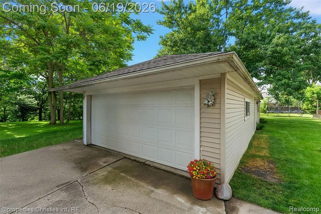 525 Broadacre Avenue, Clawson, MI 48017
